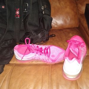 Women's tennis shoes
